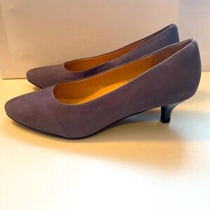 Trotters Woman’s Kiera Kitten Heel Pump Size 9.5 Grey Suede Low heel